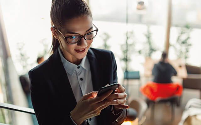 Voz Móvel Mulher a utilizar telemóvel