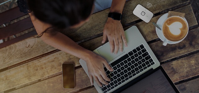 Conheça os tarifários de internet móvel Jovem com um computador e hotspot branco do lado.