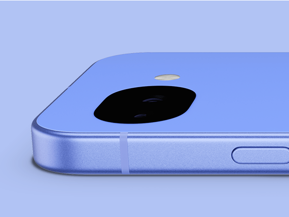 Grande plano de um dispositivo Pixel 10a em Lavanda, mostrando a lente completa da câmara.