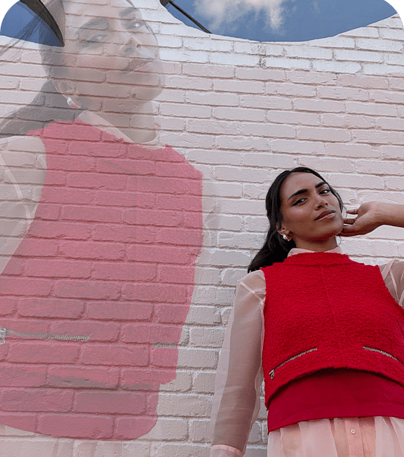 Imagem de estilo de vida de uma mulher a olhar para a câmara, representando a funcionalidade Adiciona-me.