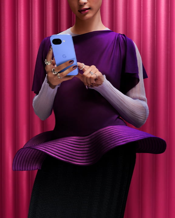 Imagem de estilo de vida de uma mulher a olhar para um dispositivo Pixel 10a.